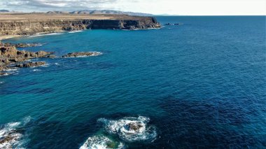 Kayalıklarla ve renkleriyle kıyı şeridi