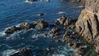 Kayalıklarla ve renkleriyle kıyı şeridi