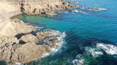 Kayalıklarla ve renkleriyle kıyı şeridi