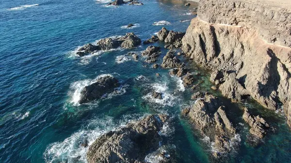 Kayalıklarla Renkleriyle Kıyı Şeridi — Stok fotoğraf