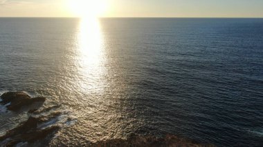 Kayalıklarla ve renkleriyle kıyı şeridi