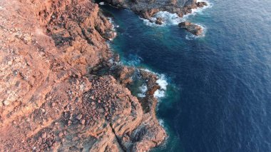 Kayalıklarla ve renkleriyle kıyı şeridi