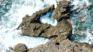 Kayalıklarla ve renkleriyle kıyı şeridi