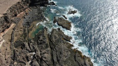 Kayalıklarla ve renkleriyle kıyı şeridi