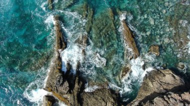 Kayalıklarla ve renkleriyle kıyı şeridi