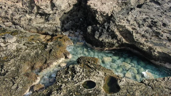 Kayalıklarla ve renkleriyle kıyı şeridi