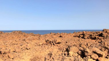 Kayalıklarla ve renkleriyle kıyı şeridi