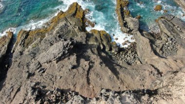 Kayalıklarla ve renkleriyle kıyı şeridi