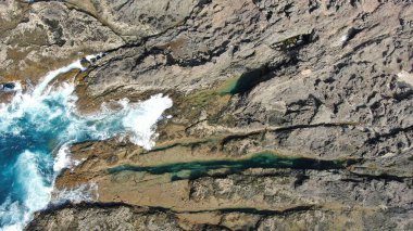 Kayalıklarla ve renkleriyle kıyı şeridi