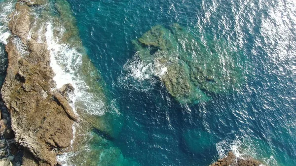 Kayalıklarla Renkleriyle Kıyı Şeridi — Stok fotoğraf