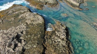 Kayalıklarla ve renkleriyle kıyı şeridi