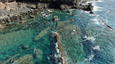 Kayalıklarla ve renkleriyle kıyı şeridi