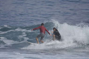 Sahilde sörfçüler