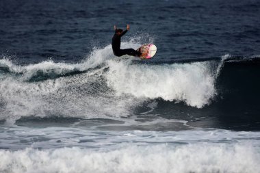 sörfçü bir dalga sürme