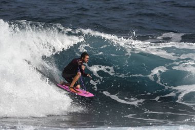 Klasik sörf yarışmasında sörf yapmak