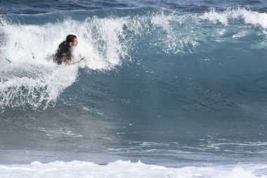 Dalgalarda sörf yapan