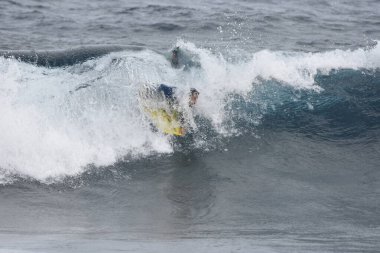 Mavi suyla sörfçü