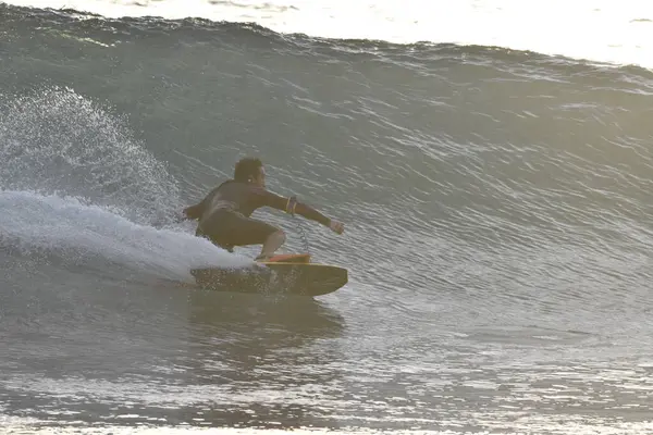 Denizde dalgalarda sörf yapmak