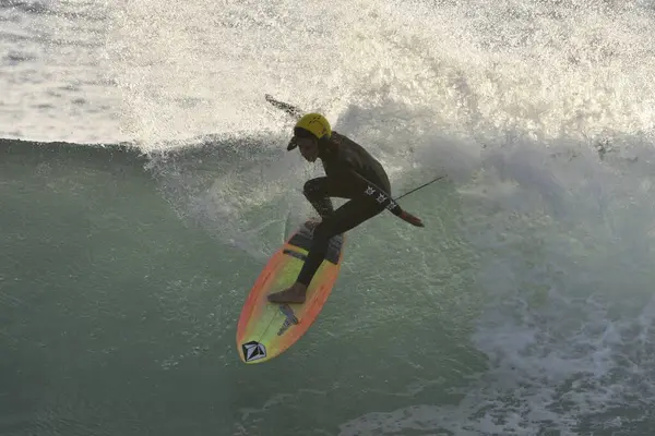 Okyanusta dalgalarda sörf yapmak