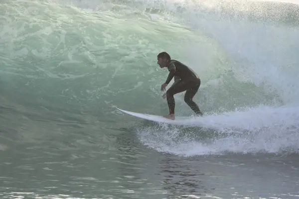 Dalgalarda sörf yapmak