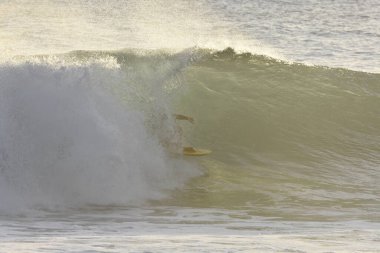 büyük bir dalga üzerinde gezinen