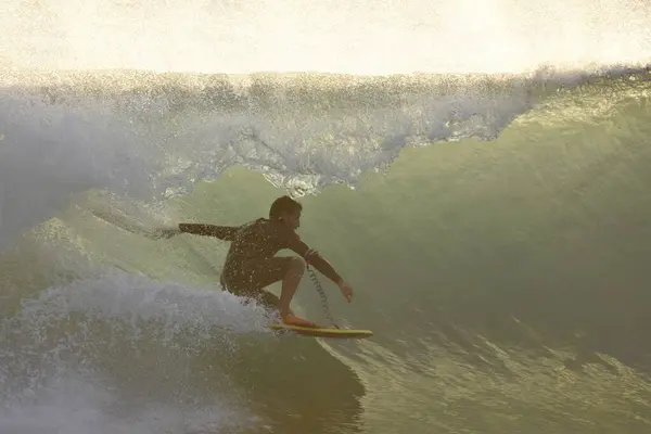 Dalgada sörf yapmak