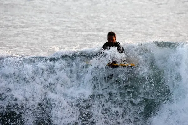 Sahilde takım elbiseli bir adam.