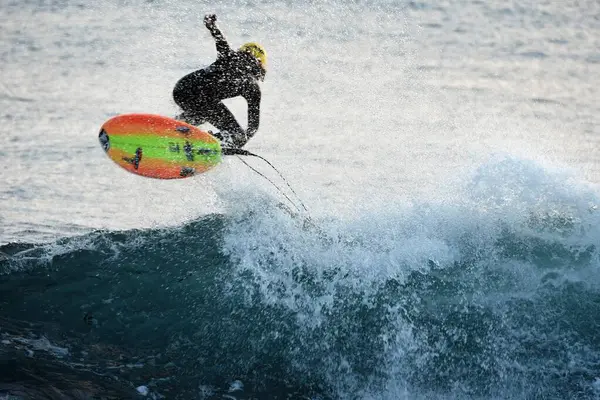 Akdeniz 'de sörf yapmak