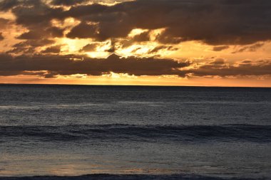Denizin üzerinde güzel bir gün batımı