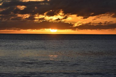Denizin üzerinde güzel bir gün batımı