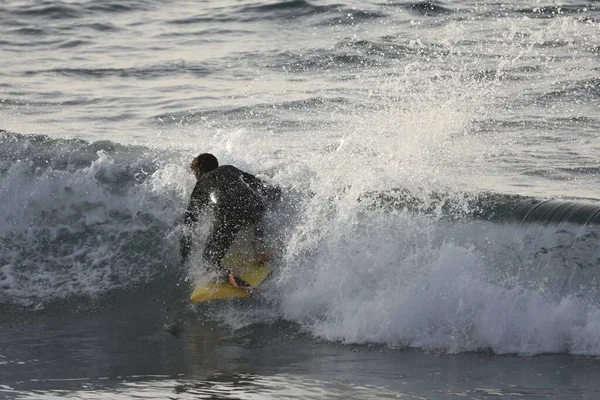 Denize, dalgalara, dağlara.