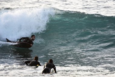 Denize, dalgalara, dağlara.