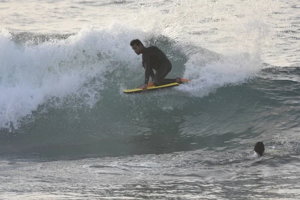 Denize, dalgalara, dağlara.