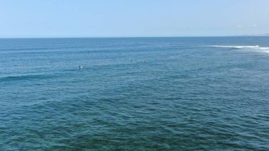 Deniz gücünü gösteriyor.