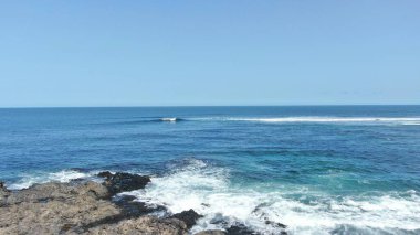 Deniz gücünü gösteriyor.