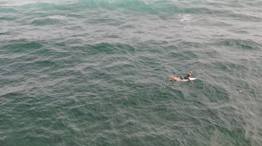 Deniz gücünü gösteriyor.