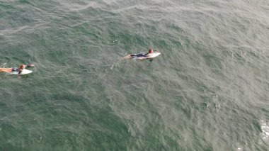 Deniz gücünü gösteriyor.