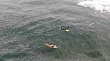 Deniz gücünü gösteriyor.