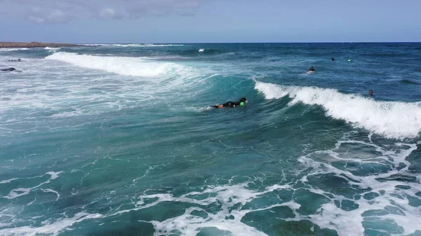 カナリア諸島で完璧な波をサーフィン — ストック写真