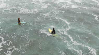 Kanarya Adaları 'nda kusursuz dalgalarda sörf yapmak