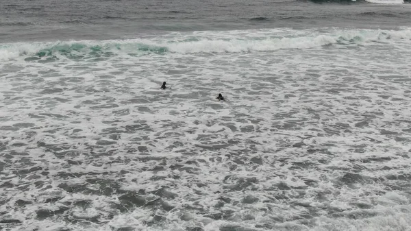 カナリア諸島で完璧な波をサーフィン — ストック写真