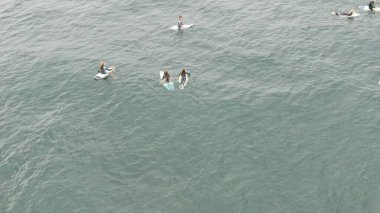 Kanarya Adaları 'nda kusursuz dalgalarda sörf yapmak