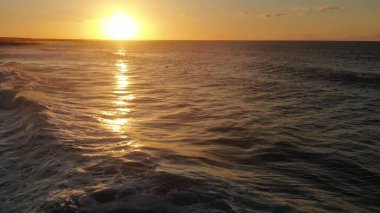 Kanarya Adaları 'nda kusursuz dalgalarda sörf yapmak