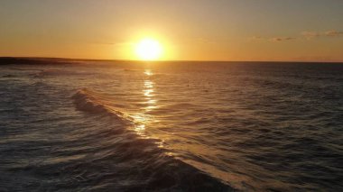 Kanarya Adaları 'nda kusursuz dalgalarda sörf yapmak