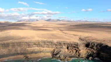 Kanarya Adaları 'nda kusursuz dalgalarda sörf yapmak