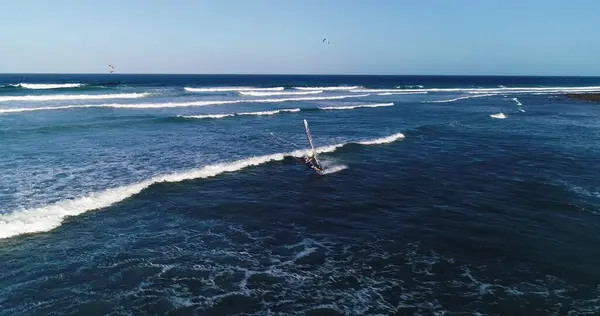 Surffaus Täydellinen Aallot Kanariansaarilla — kuvapankkivalokuva