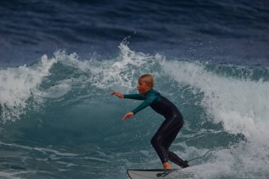 Sörfçüler denizin tadını çıkarıyor