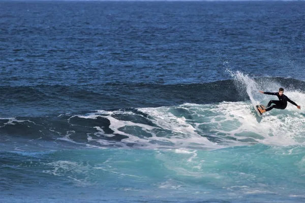 カナリア諸島で完璧な波をサーフィン — ストック写真