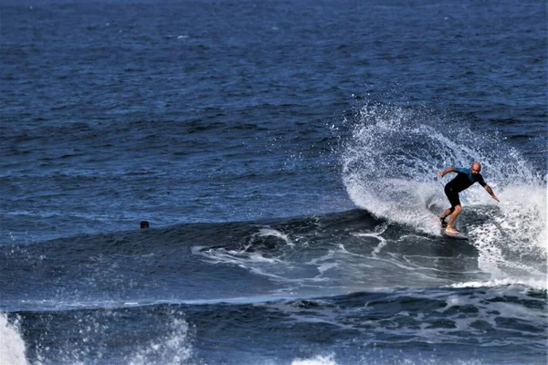 Szörfözés Tökéletes Hullámok Kanári Szigeteken — Stock Fotó