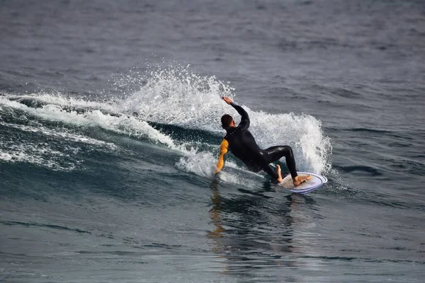 Sörfçüler Denizin Tadını Çıkarıyor — Stok fotoğraf